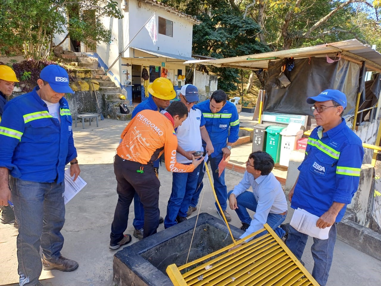 Imagen de peronas alistando los elementos de protección en espacios confinados Imagen de peronas alistando los elementos de protección en espacios confinados